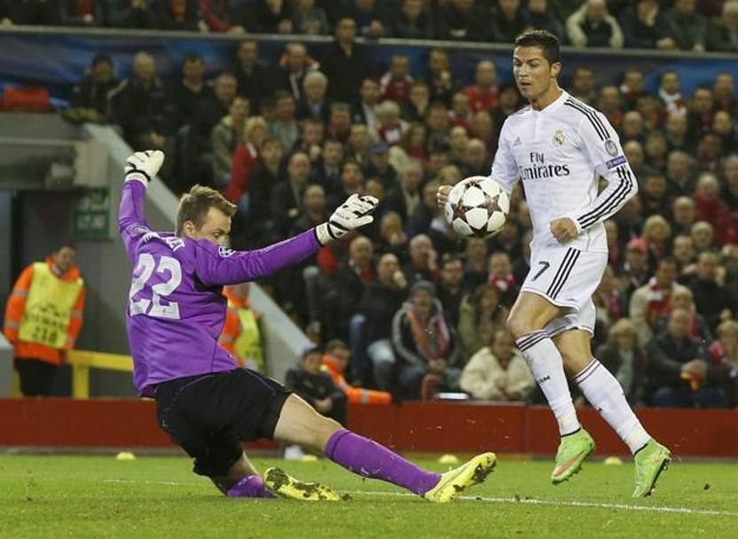 Cristiano Ronaldo contro Mignolet. Action Images